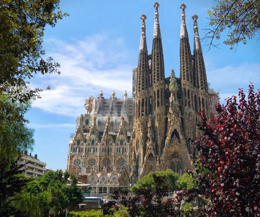 W jakim kraju jest Barcelona? Odkryj jej fascynującą historię i położenie