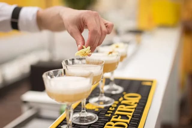 Ile zarabia barman w hotelu? Zaskakujące fakty o wynagrodzeniach