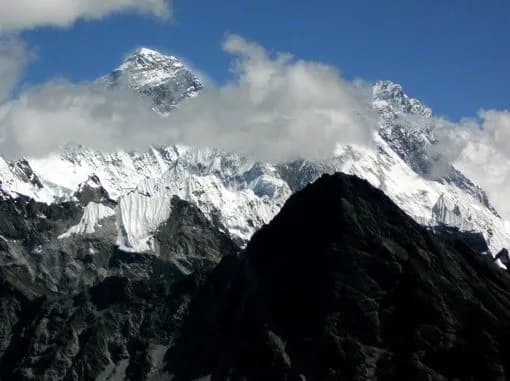 W jakim kraju jest Mount Everest? Odkryj granice Nepalu i Chin