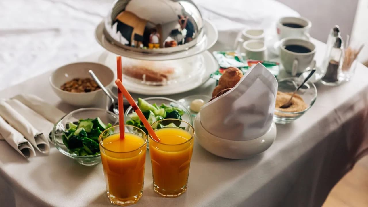 Czy można zamówić jedzenie do hotelu? Sprawdź dostępne opcje i zasady