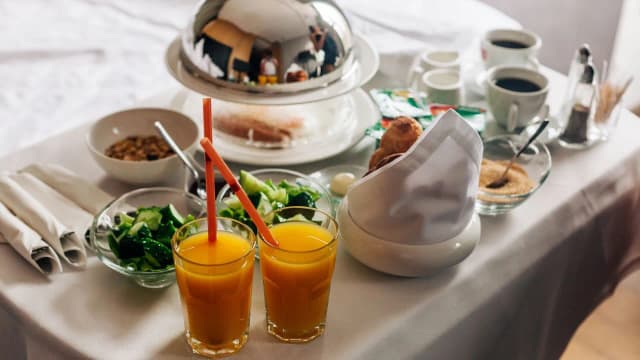 Czy można zamówić jedzenie do hotelu? Sprawdź dostępne opcje i zasady